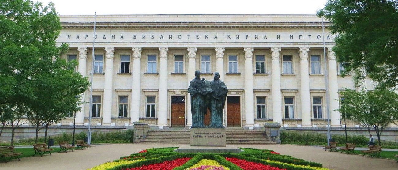 Кирилл и Мефодий в Софии, перед зданием Национальной библиотеки имени святых Кирилла и Мефодия — это центральная научная библиотека Болгарии, находится в городе София.