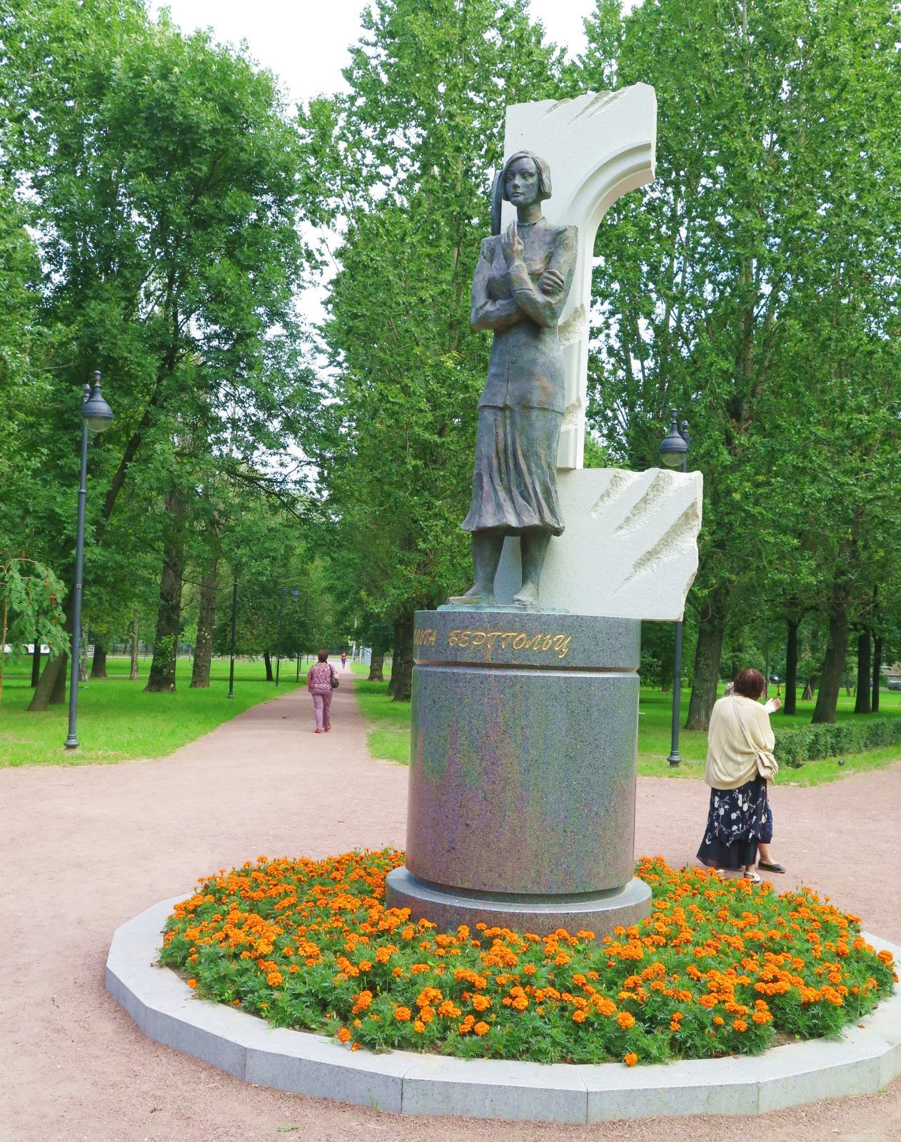 Памятник Ольге Берггольц установлен в Палевском саду.