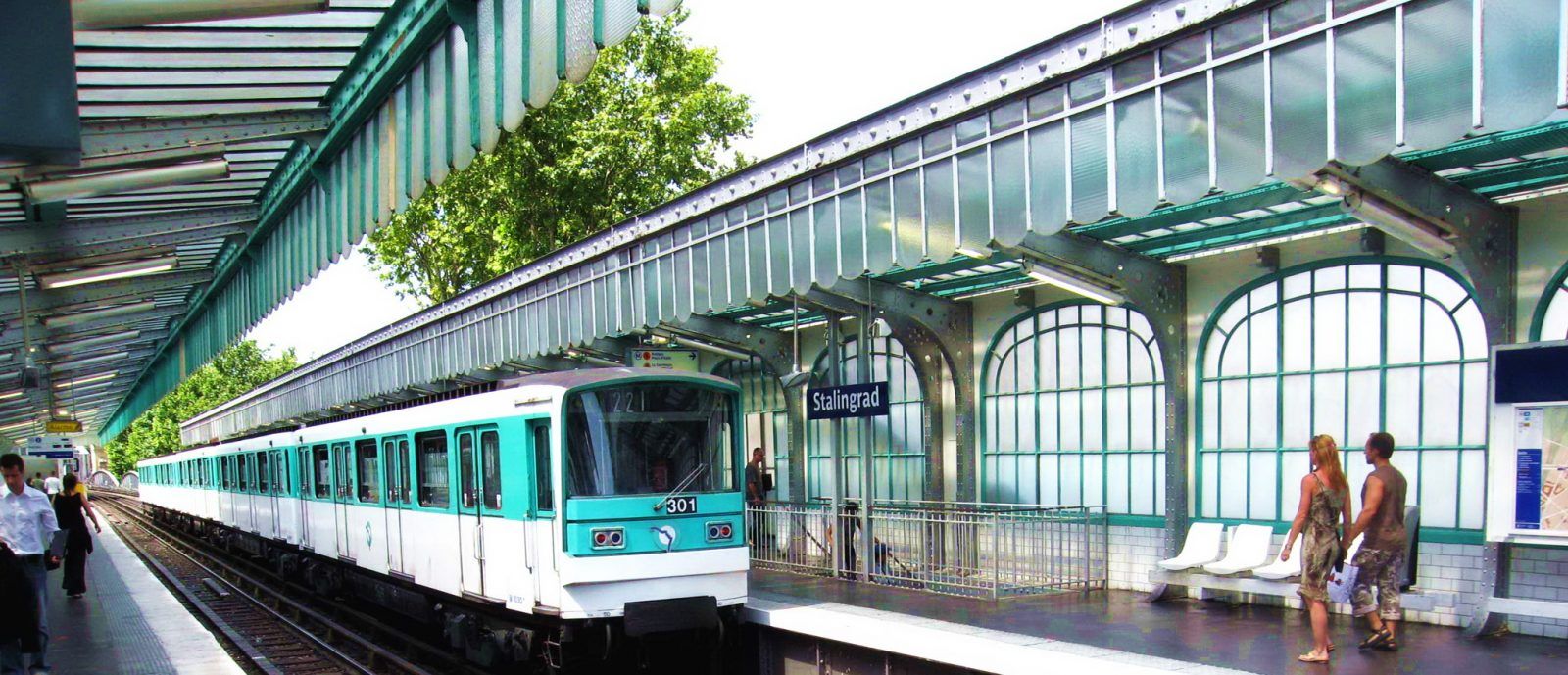 Парижское метро, станция "Сталинградская", там же и одноимённая площадь - "Сталинградская площадь"